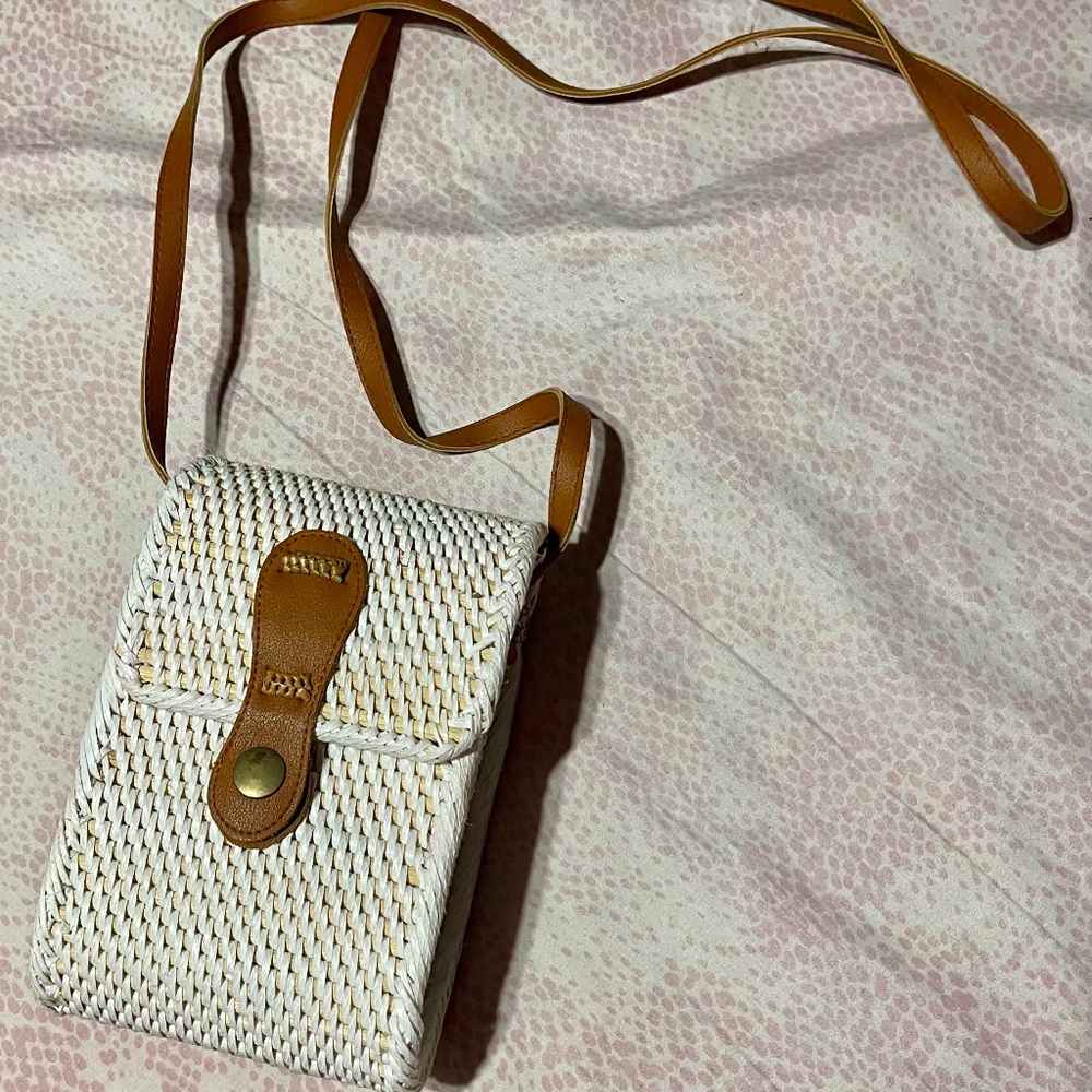 "COLLECTION EIGHTEEN" White  RATTAN CROSSBODY PHONE BAG Vivid Interior Print